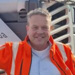 Man staat naast asfaltwagen